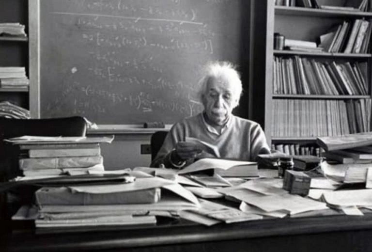 Χαμός στο twitter με την σύγκριση Γαβρόγλου – Αϊνστάιν από τον Παπαδημούλη (εικόνες)